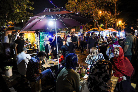 خیابان سی تیر؛ از مراکز تفریحی تهران برای جوانان خیابان سی تیر؛ از مراکز تفریحی تهران برای جوانان