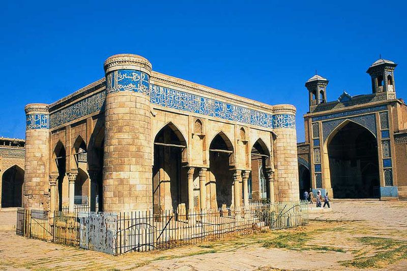 مسجد جامع عتیق یکی از مکانهای مذهبی شیراز