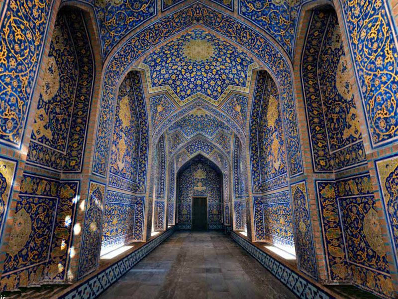 مسجد شیخ لطف الله از بناهای اصلی میدان نقش جهان اصفهان