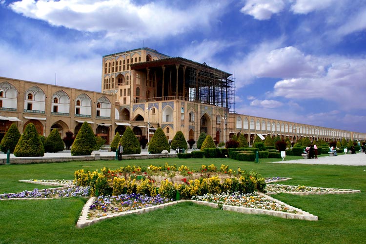 کاخ عالی قاپو از بناهای اصلی میدان نقش جهان اصفهان