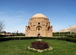 گنبد جبلیه کرمان: بنای سنگی ساخته شده از شیر شتر! +عکس