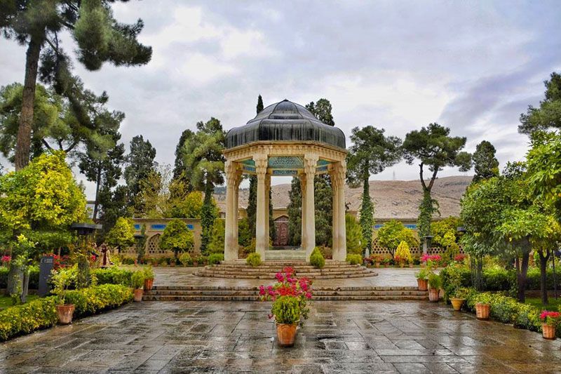 مقبره و آرامگاه حافظ شیراز و معماری بی نظیر | عکس آرامگاه حافظ | تهران سوئیت