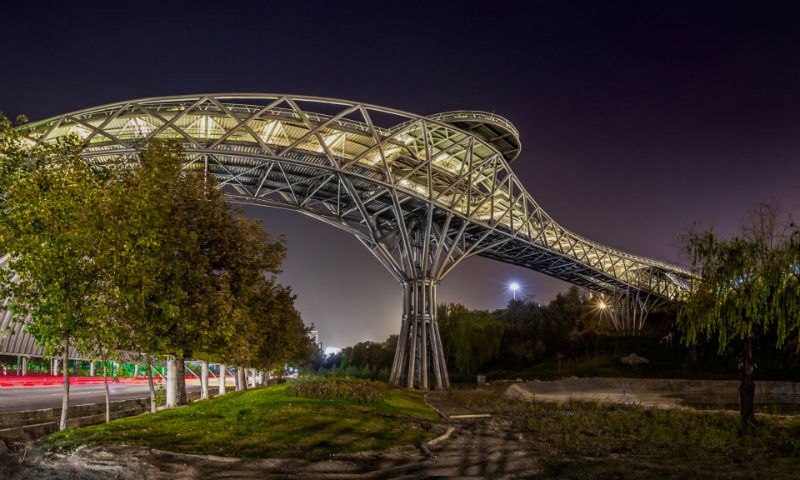 پل طبیعت تهران در شب