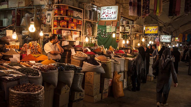 خرید سوغاتی در بازار نادر از مکان دیدنی بوشهر - جاهای دیدنی شهرستان بوشهر